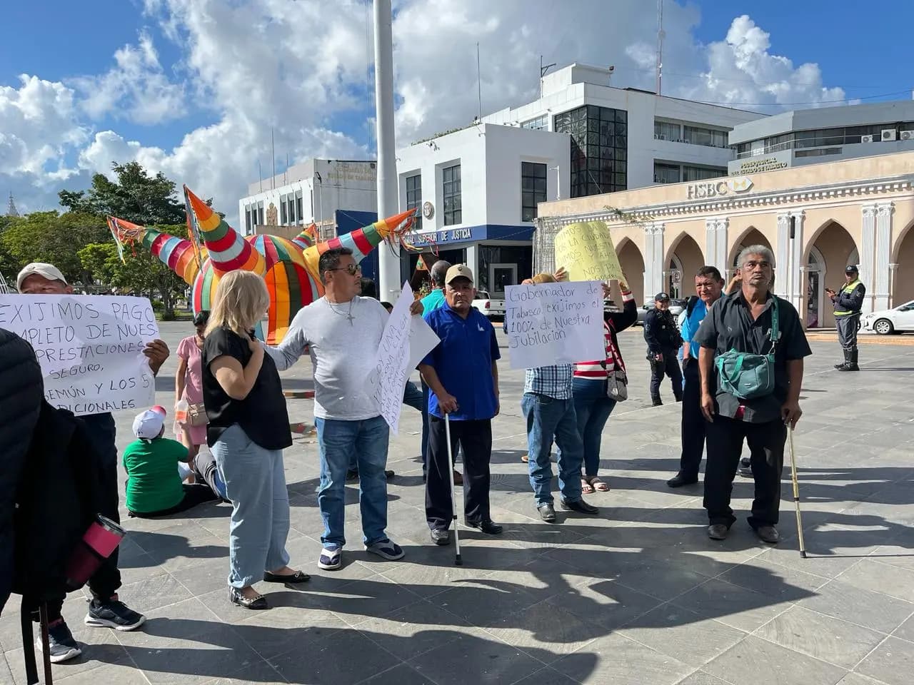 Se manifiestan policías jubilados: les deben prestaciones, aseguran
