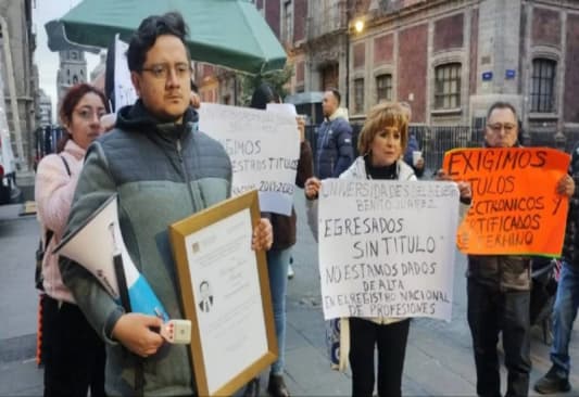 Protestan egresados de Universidades del Bienestar no tienen títulos válidos