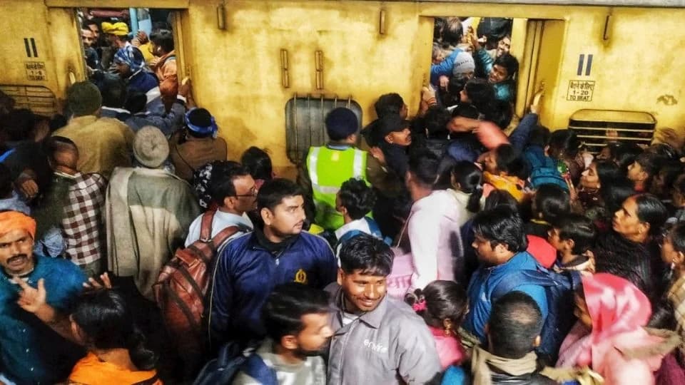 Reportan 15 muertos en estación del tren en Nueva Delhi