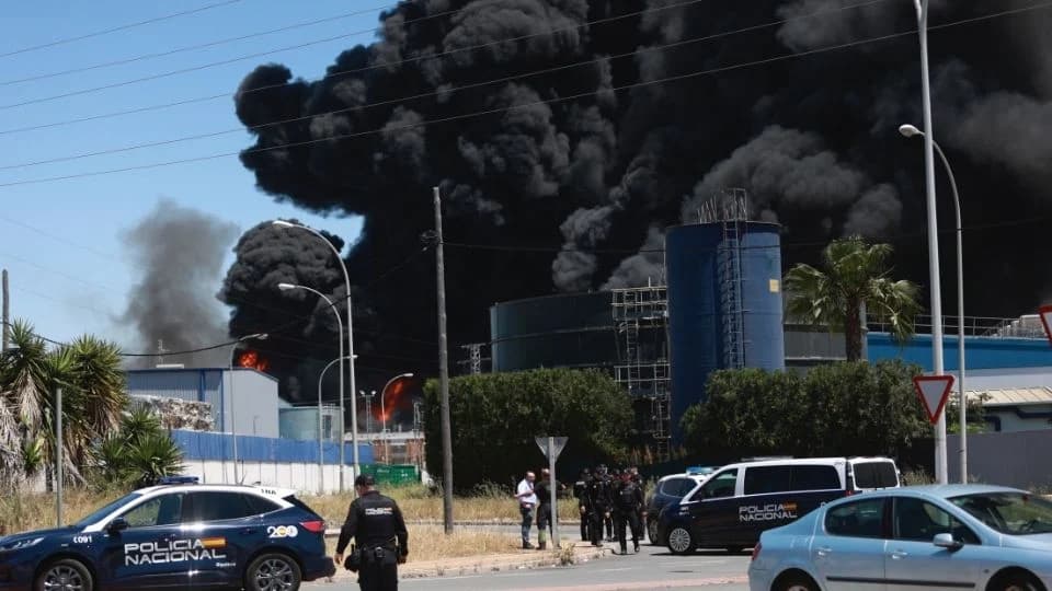 Explota planta química en Sevilla