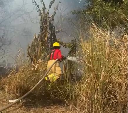Combaten incendio en Villa las Fuentes