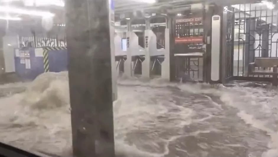 Inundaciones siguen dañando a EU; ahora afectan al metro de NY