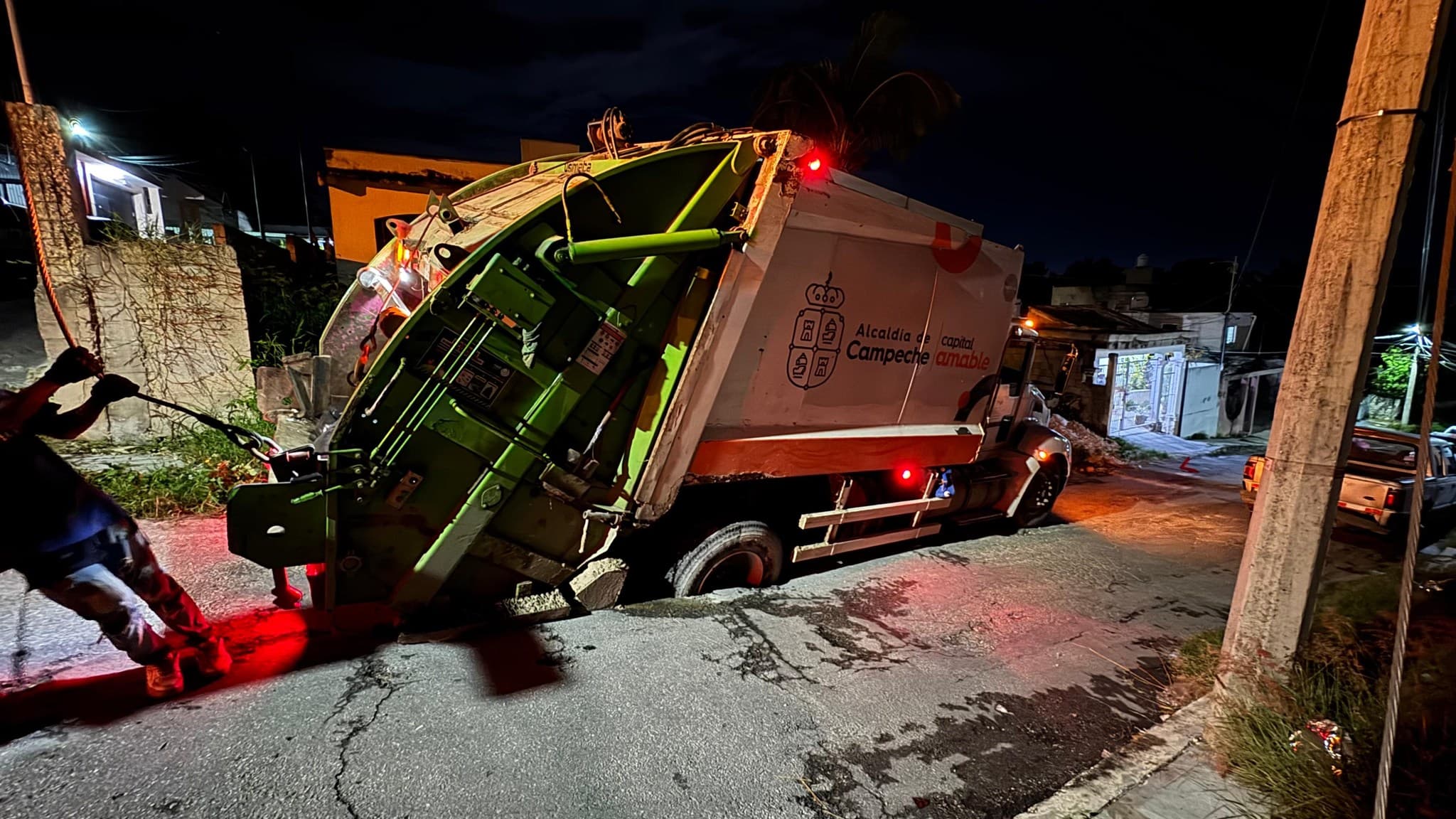 Se traga bache a carretón en Campeche