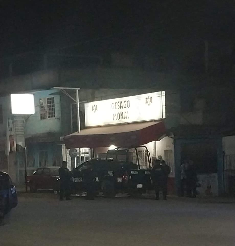 Balean a polis cuando cuidaban un depósito