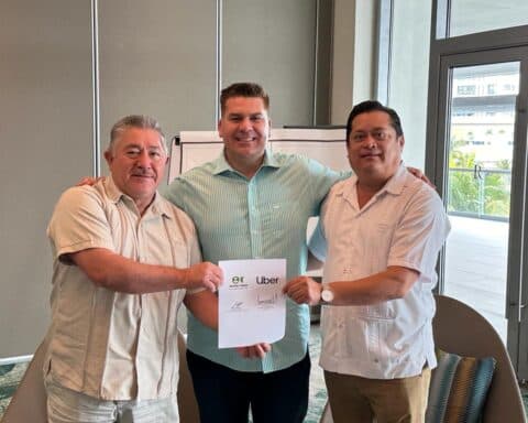 Termina conflicto entre Uber y Taxistas en Cancún