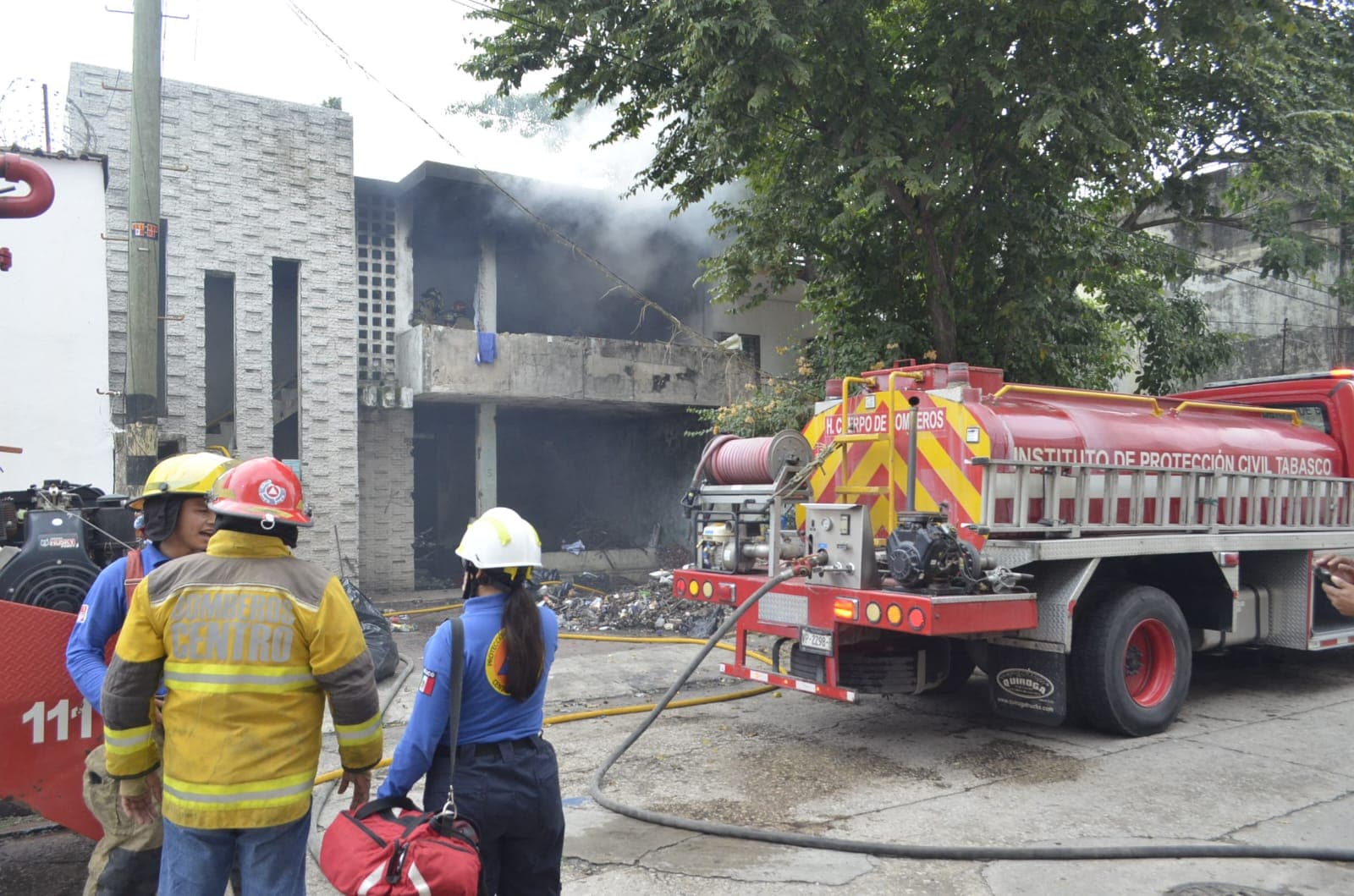 Provocan pepenadores incendio en casa abandonada