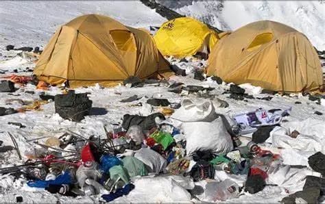 Limpian el Everest de basura y cadáveres