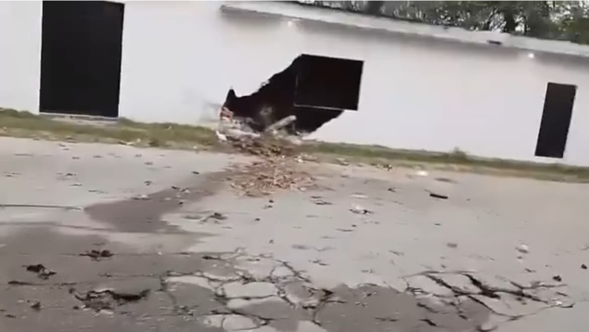 Choca con barda y lo ejecutan