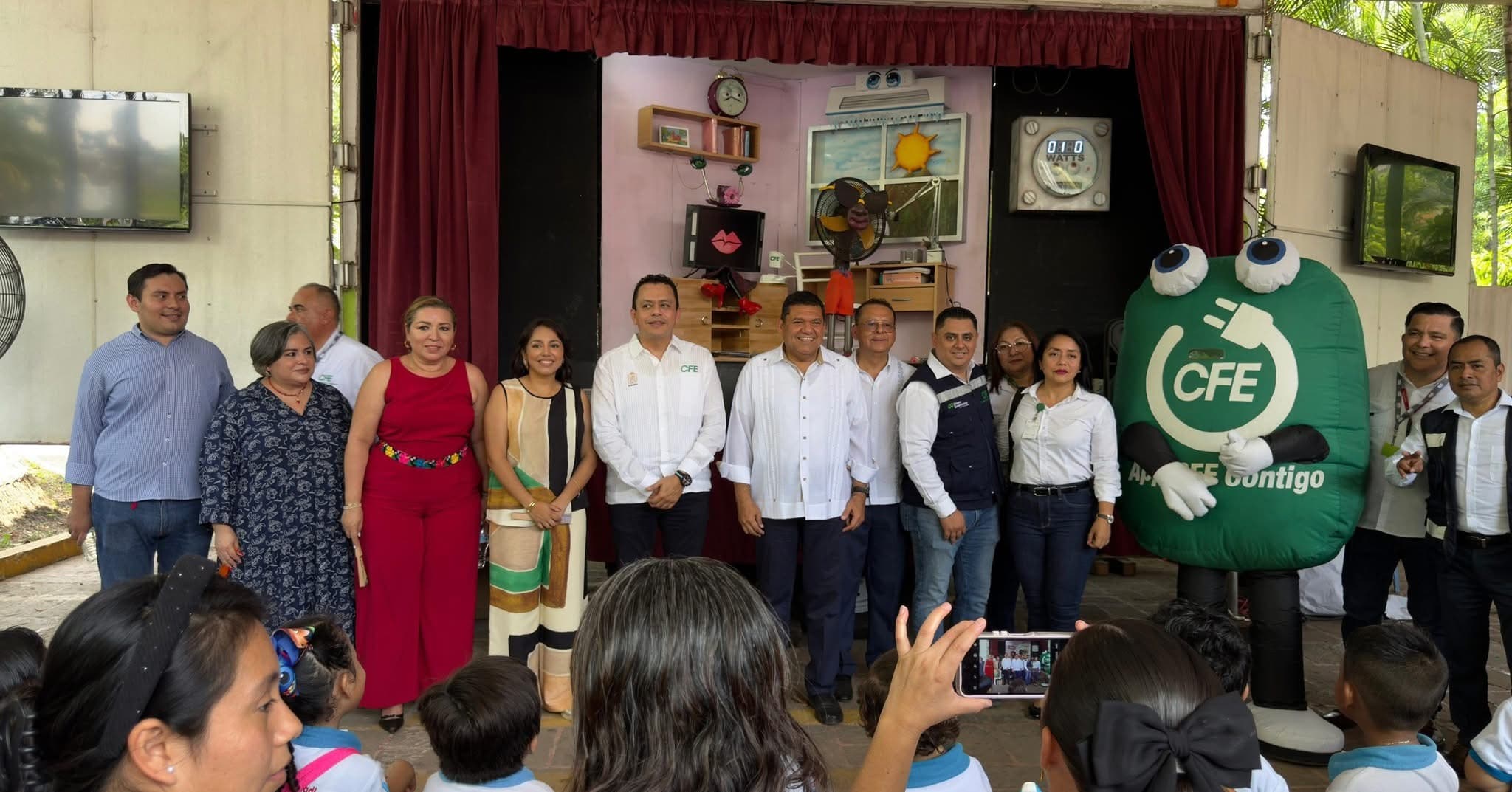'Jugando también se aprende': May, tras inaugurar Feria de Medio Ambiente