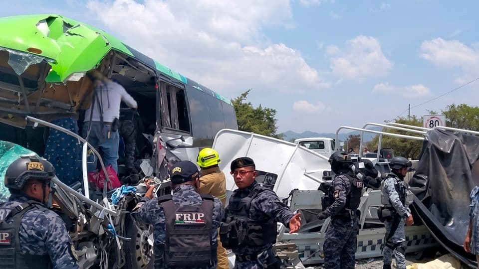 Choca camión de pasajeros con unidad de Guardia Nacional, un muerto y 16 heridos