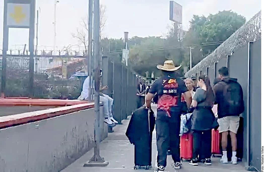 Caminan para tomar taxi 10 minutos en el AICM