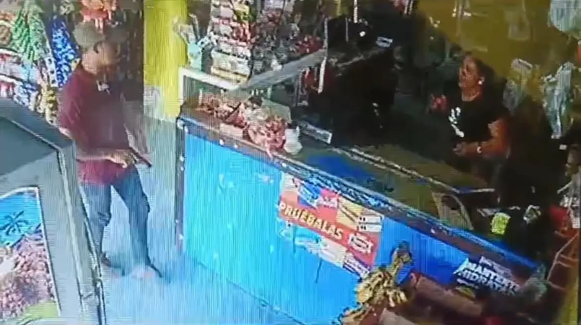 A punta de pistola se lleva dinero y productos