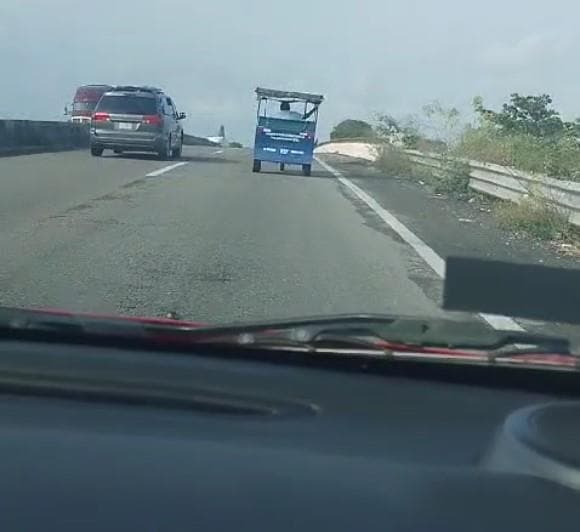 Cachan a pochimóvil circulando en vía federal