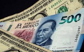 Cae dólar por debajo de los 18 pesos