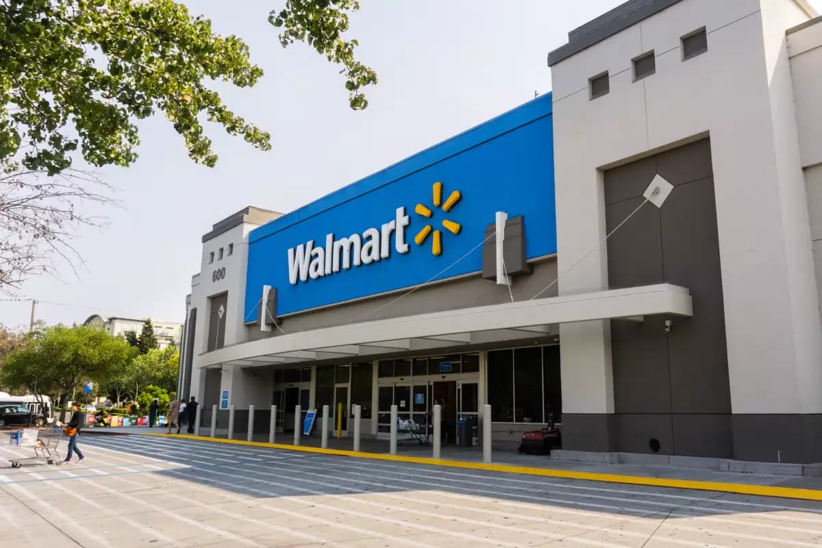 ¡Escándalo en Walmart! Arrestan a mujer, metía navajas entre el pan