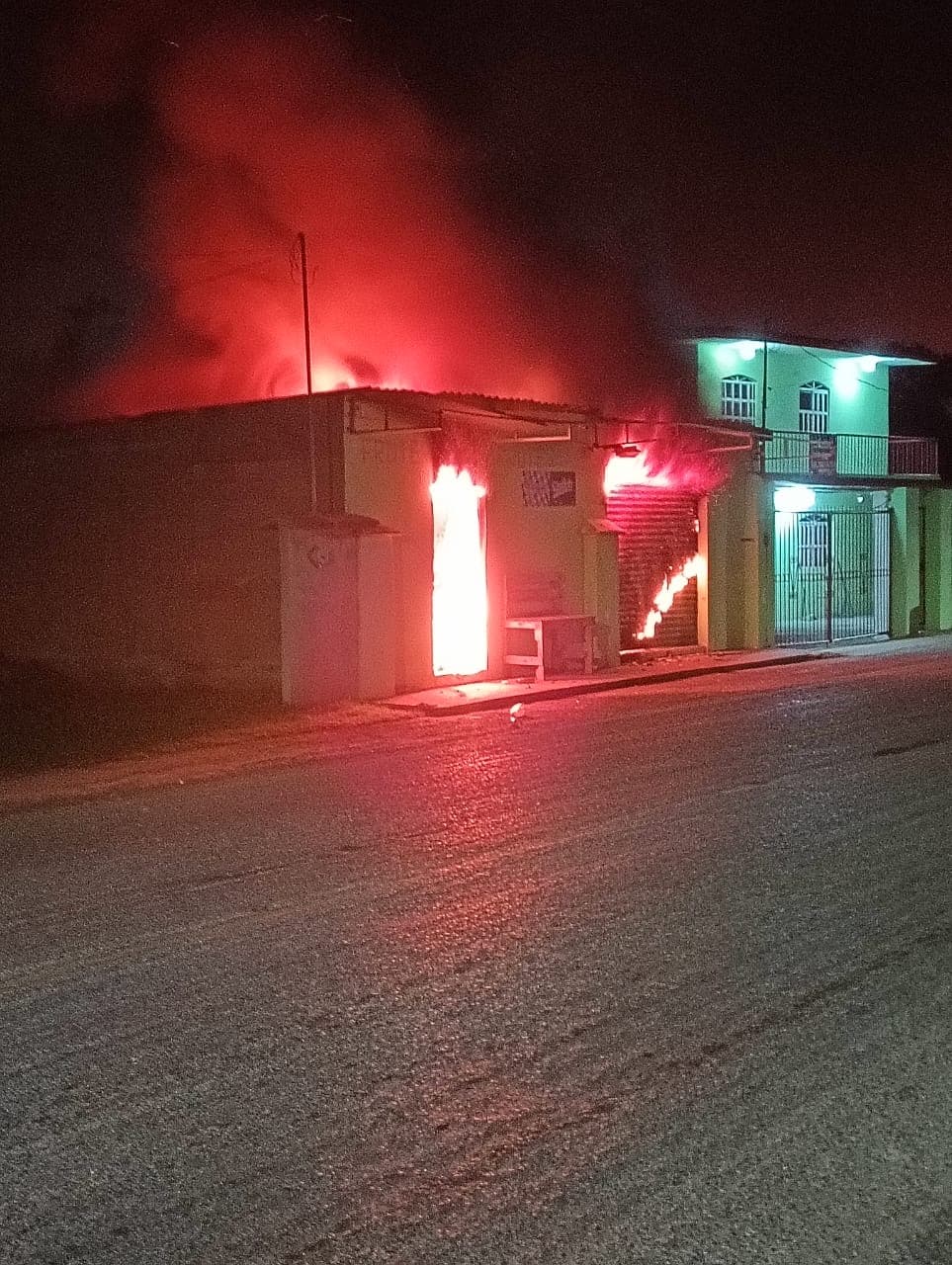 Queman punto de venta de drogas en Centro