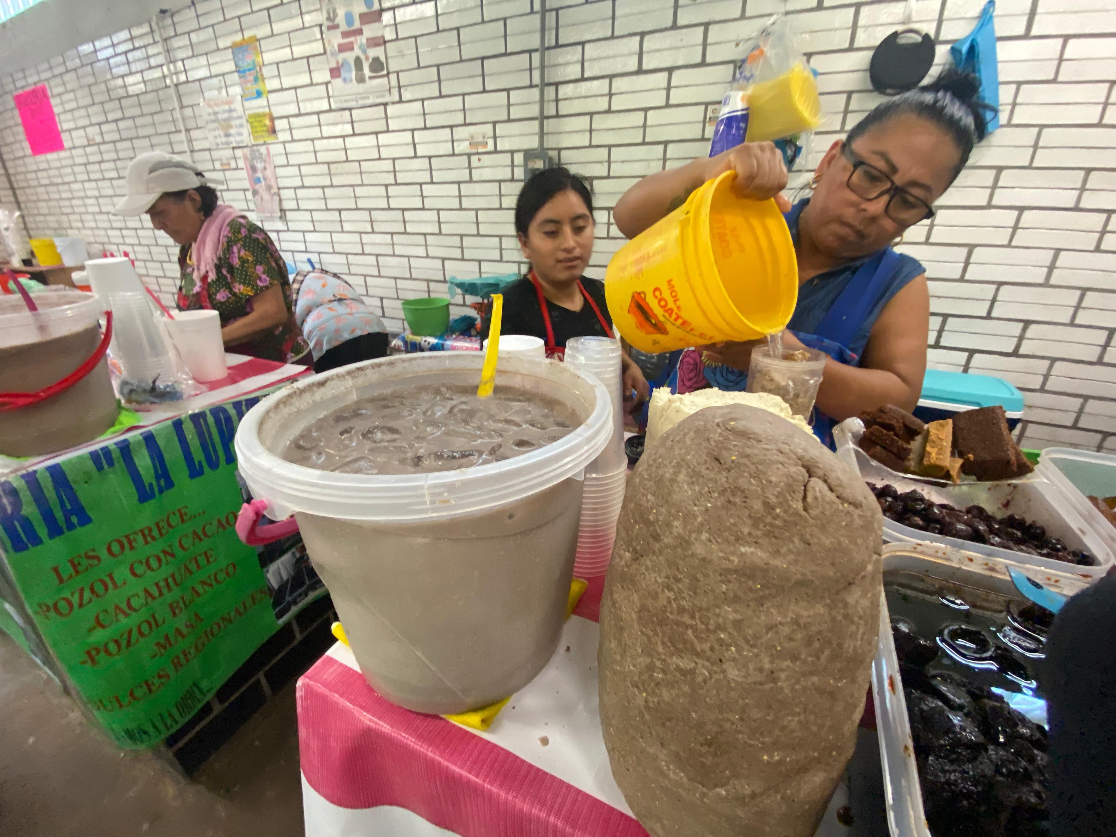 Batallan pozolerías con precios del cacao