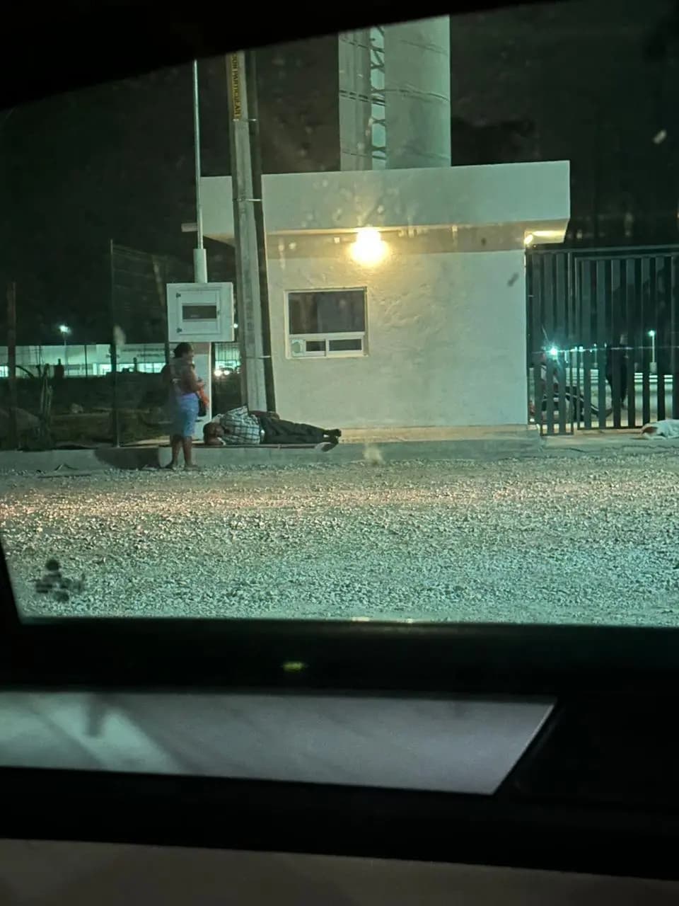 Bajo el sol esperan a pacientes hospitalizados del IMSS-Cárdenas