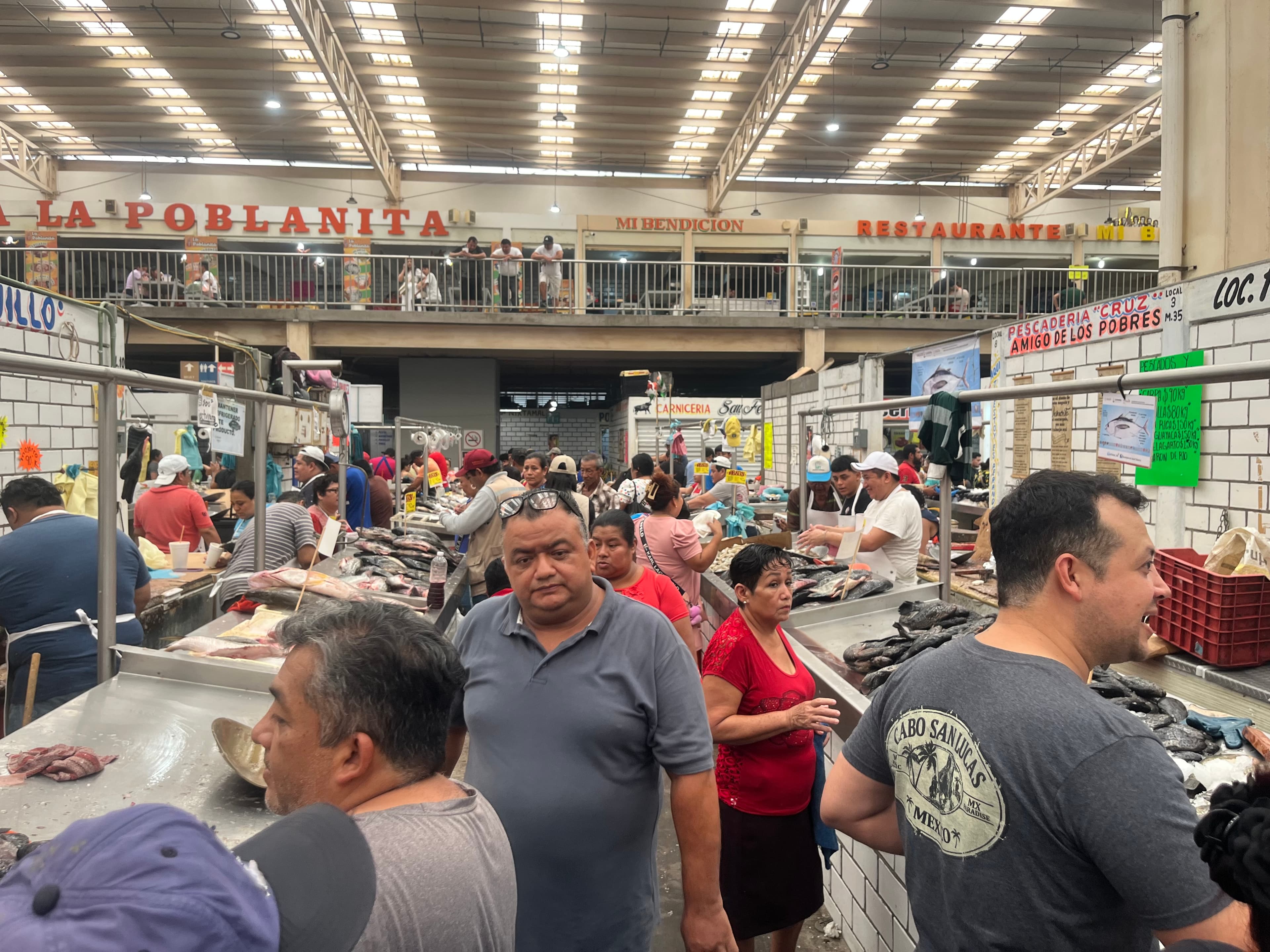 Reportan comerciantes de pescados y mariscos buenas ventas en Días Santos