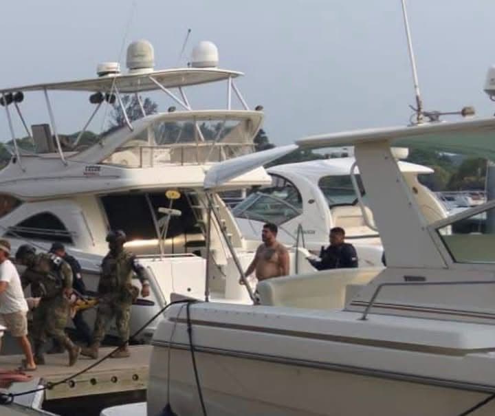 Rescatan a cuatro mujeres del yate “Squalo” tras incendiarse en Boca del Río en Veracruz
