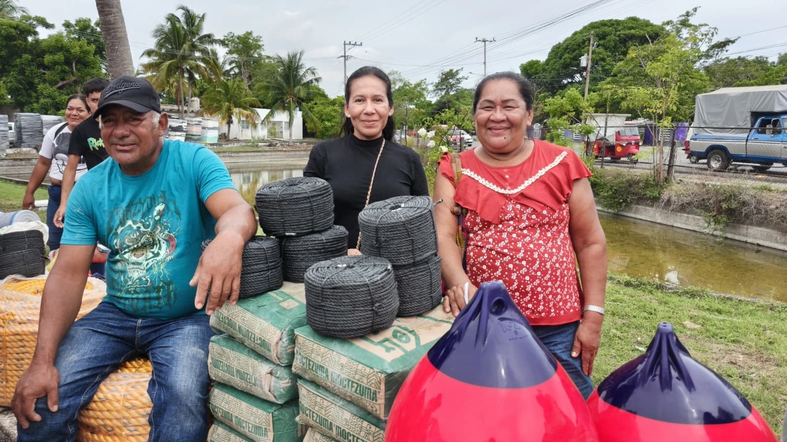 Entregan apoyos para el rescate de ostión