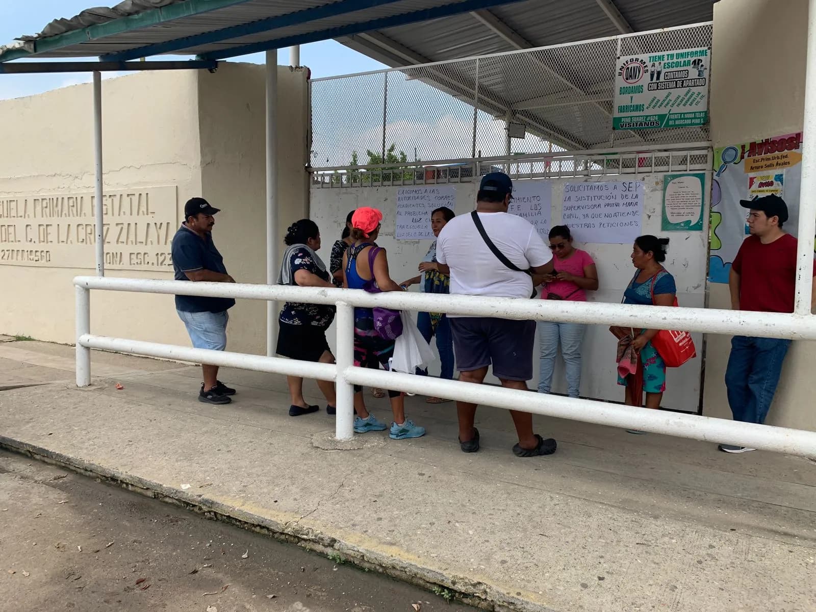 Incumplen CFE y SETAB, padres de familia cierran primaria