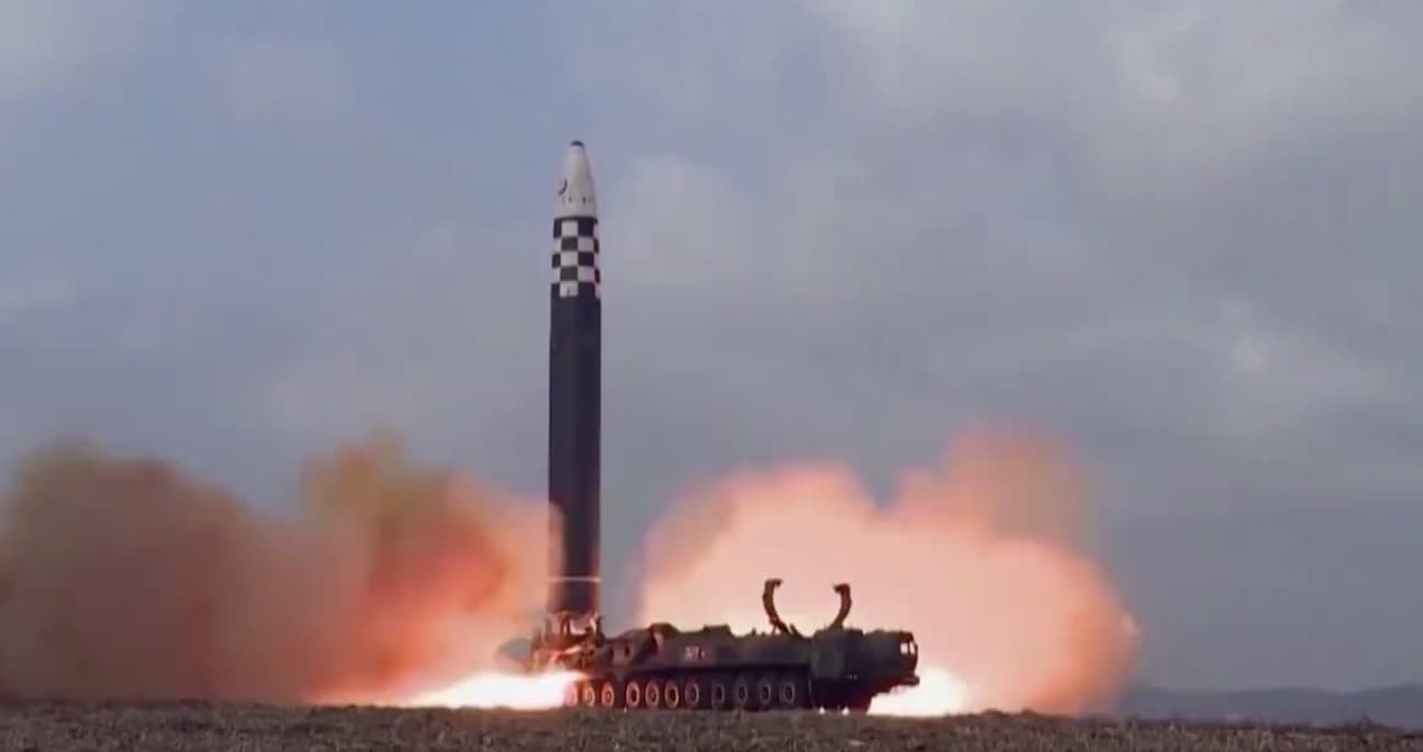 Norcorea lanza misil con capacidad para impactar a EU
