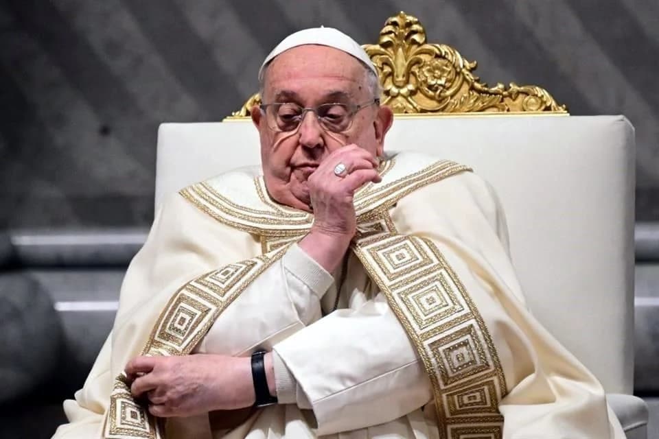 Informa Vaticano que Papa Francisco tiene neumonía