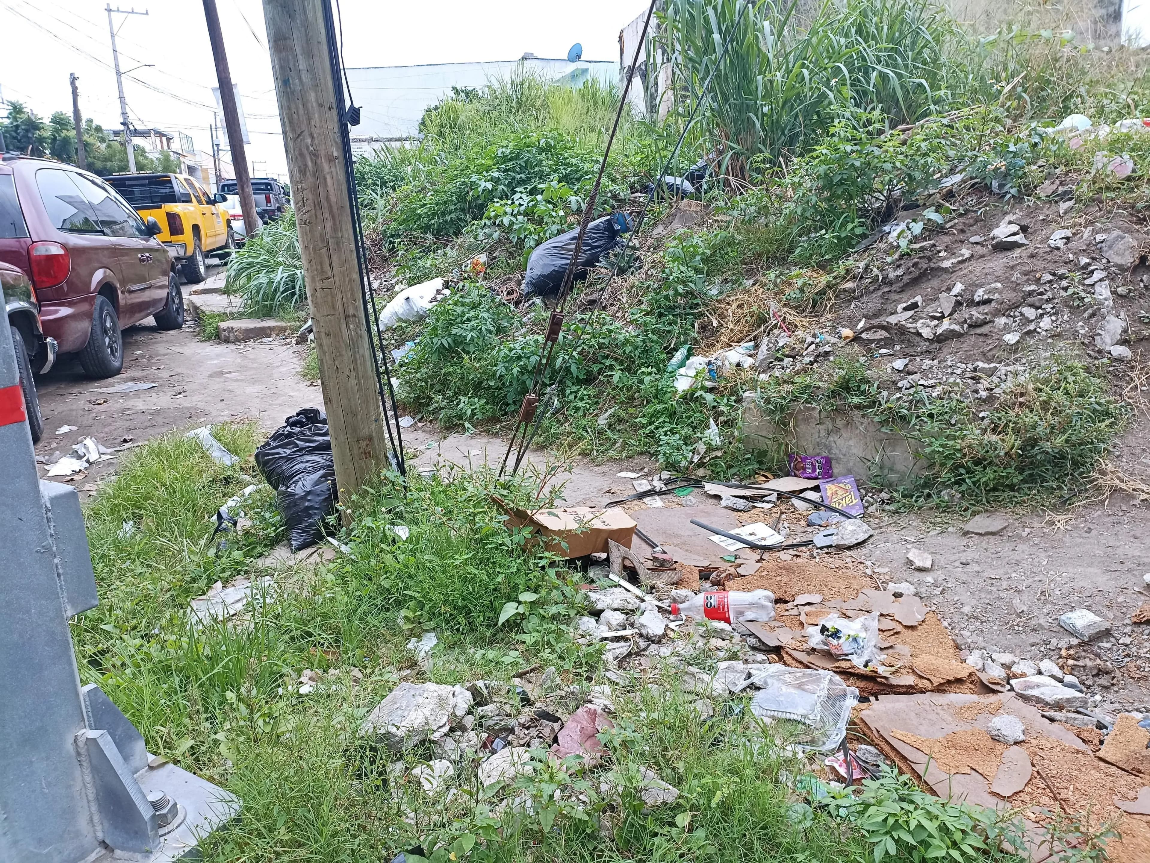 Escombros y basura ponen en riesgo a peatones en calle de Atasta