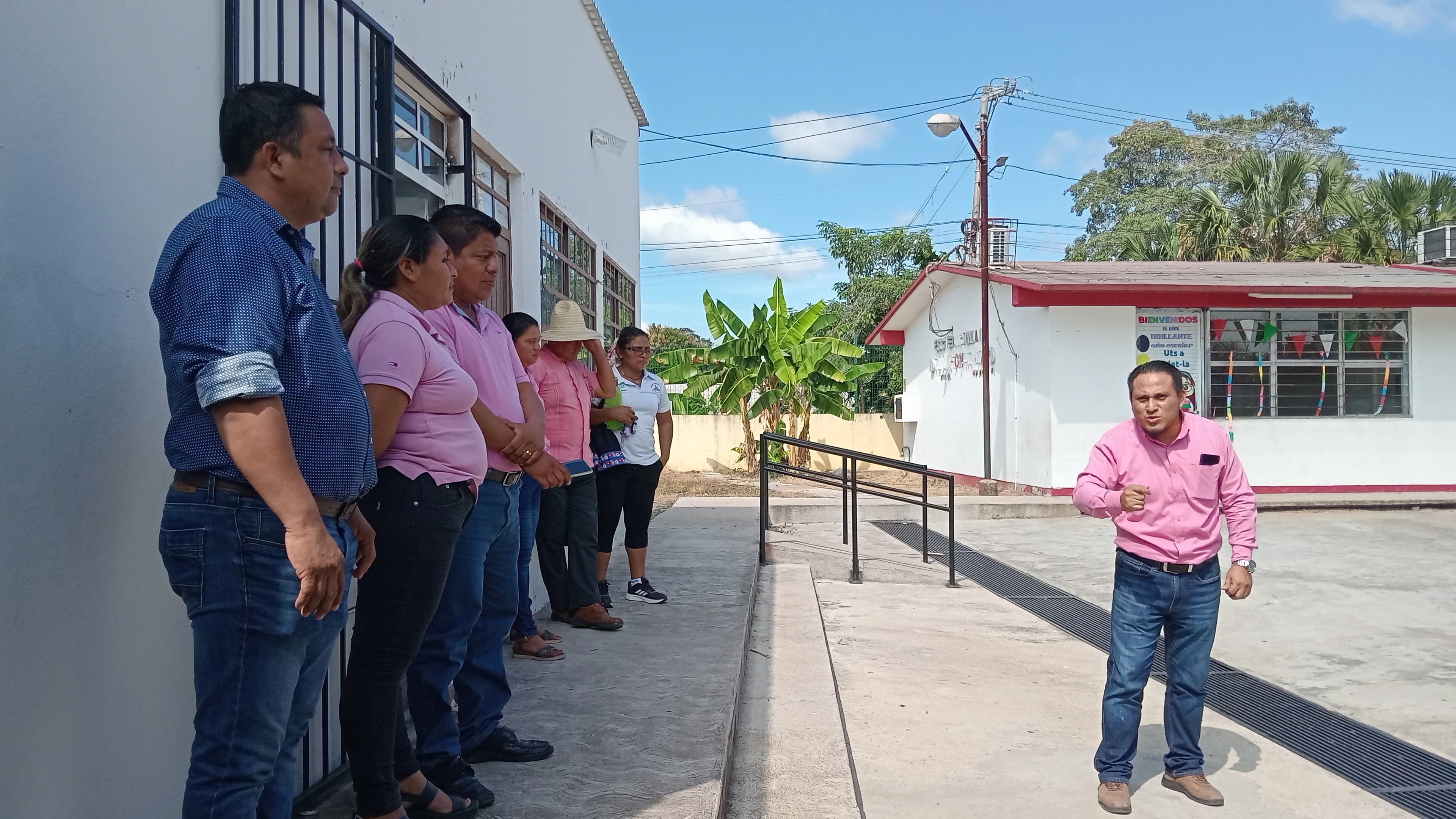 Acusan a director de primaria chontal de negociar plazas