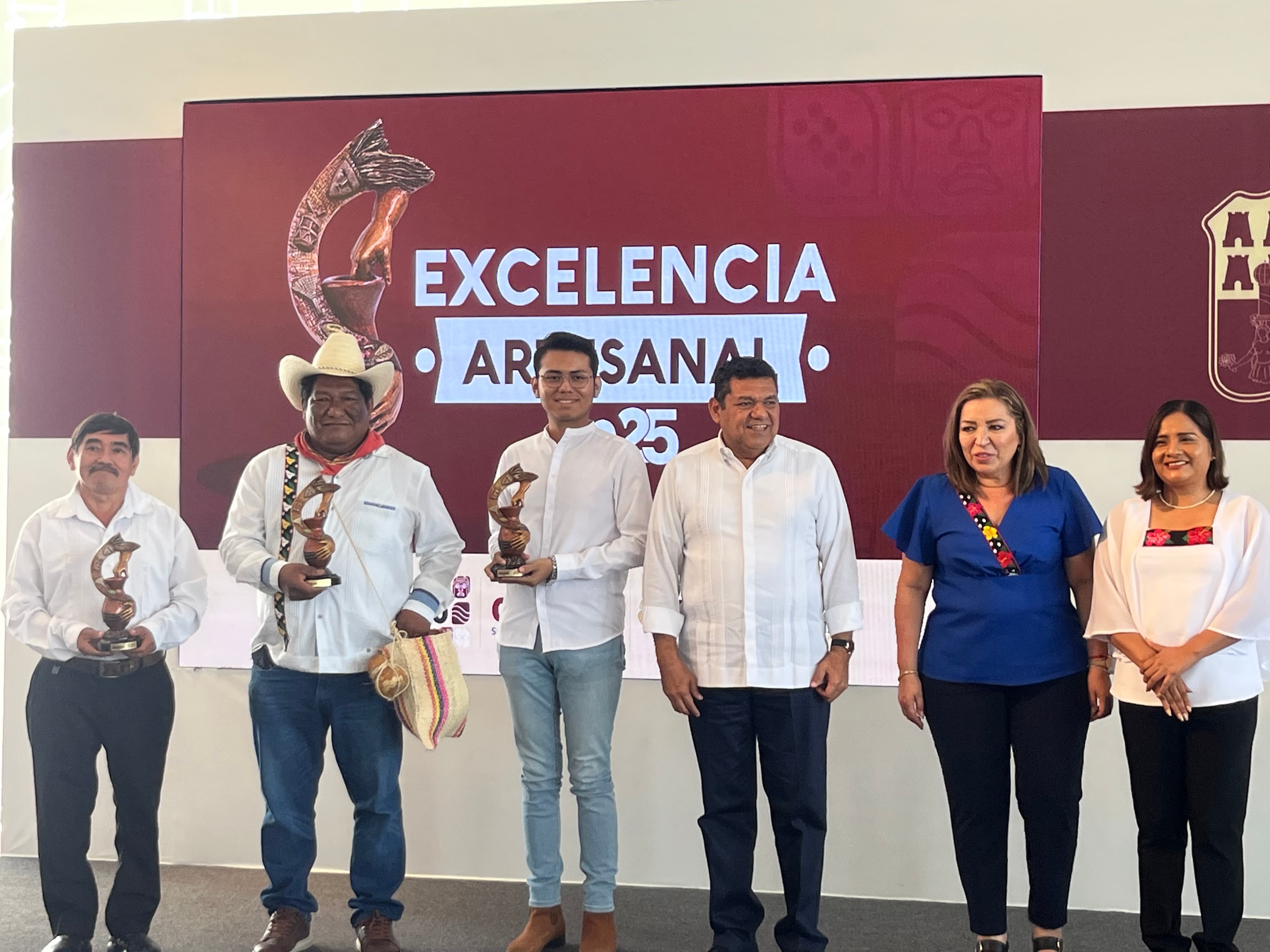 Galardonan a artesanos tabasqueños
