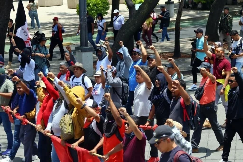 Premia 4T a la CNTE: bajan edad de retiro