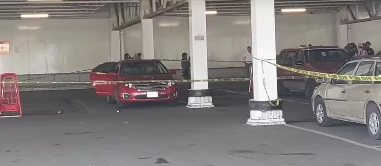 Muere mujer policía tras enfrentamiento en plaza comercial, una más resulta herida