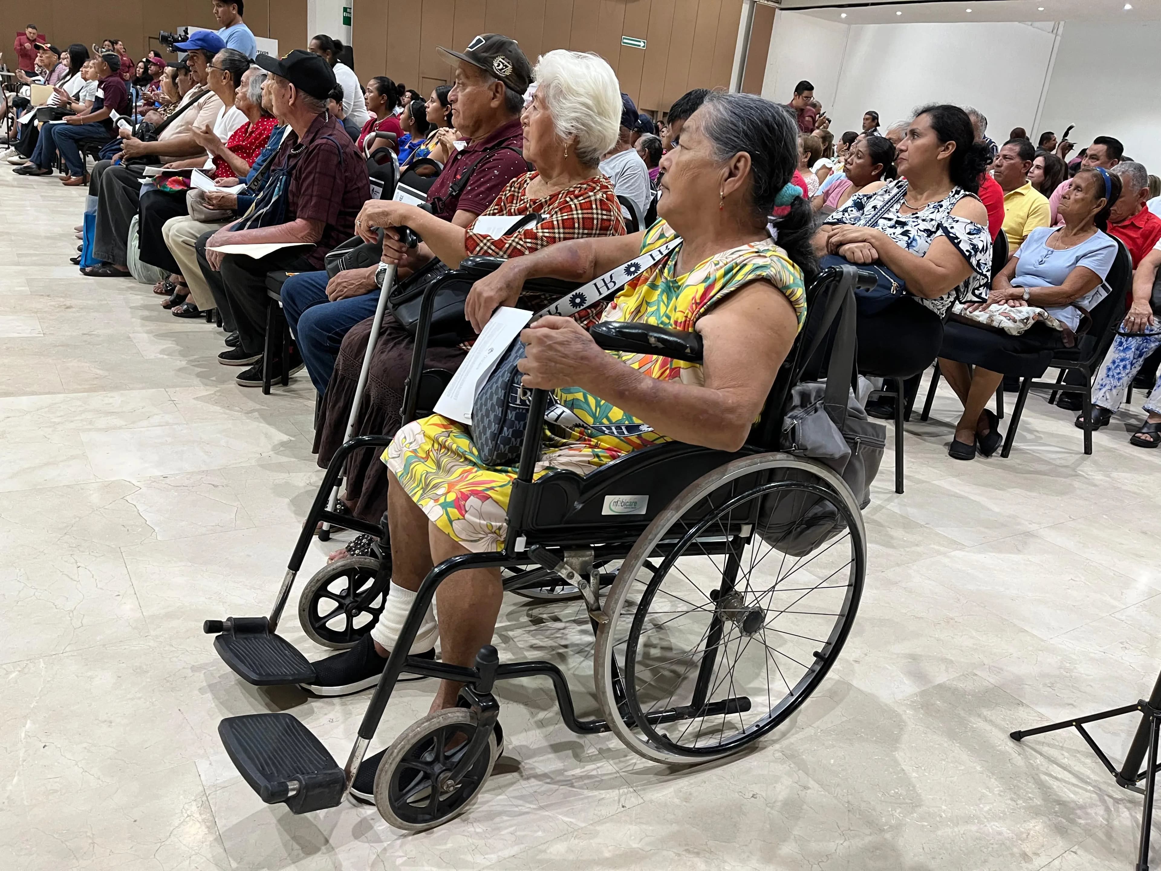 Entregan equipos a personas con discapacidad auditiva