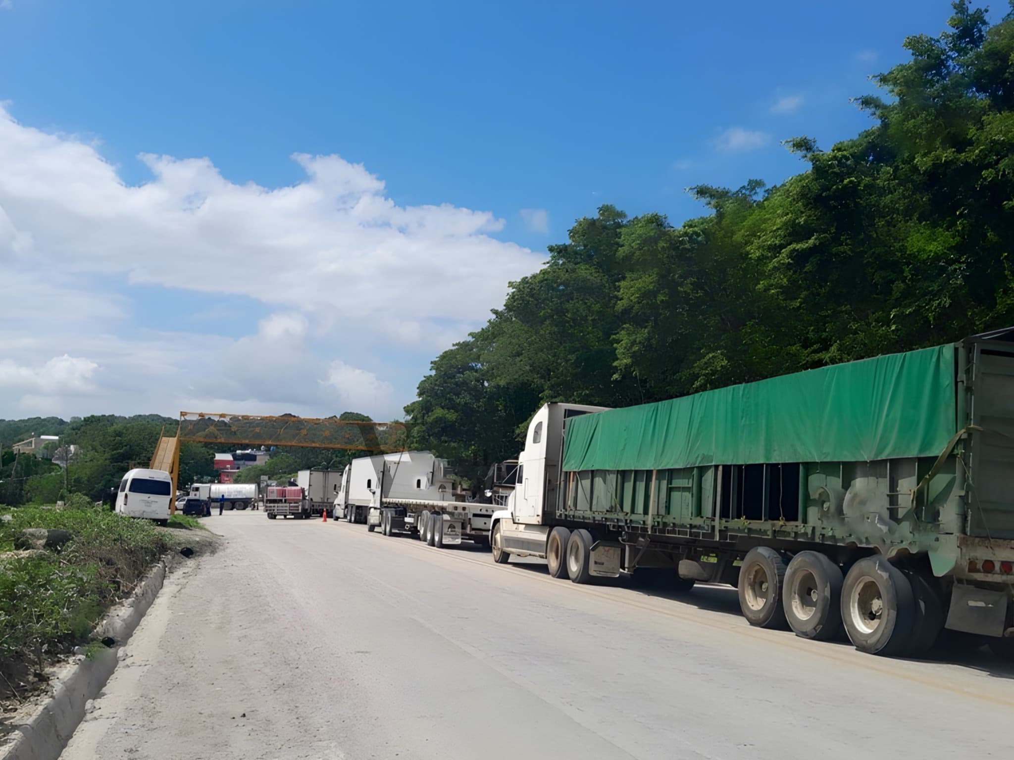 Volqueteros del Tren Maya bloquean carretera Escarcega-Chetumal