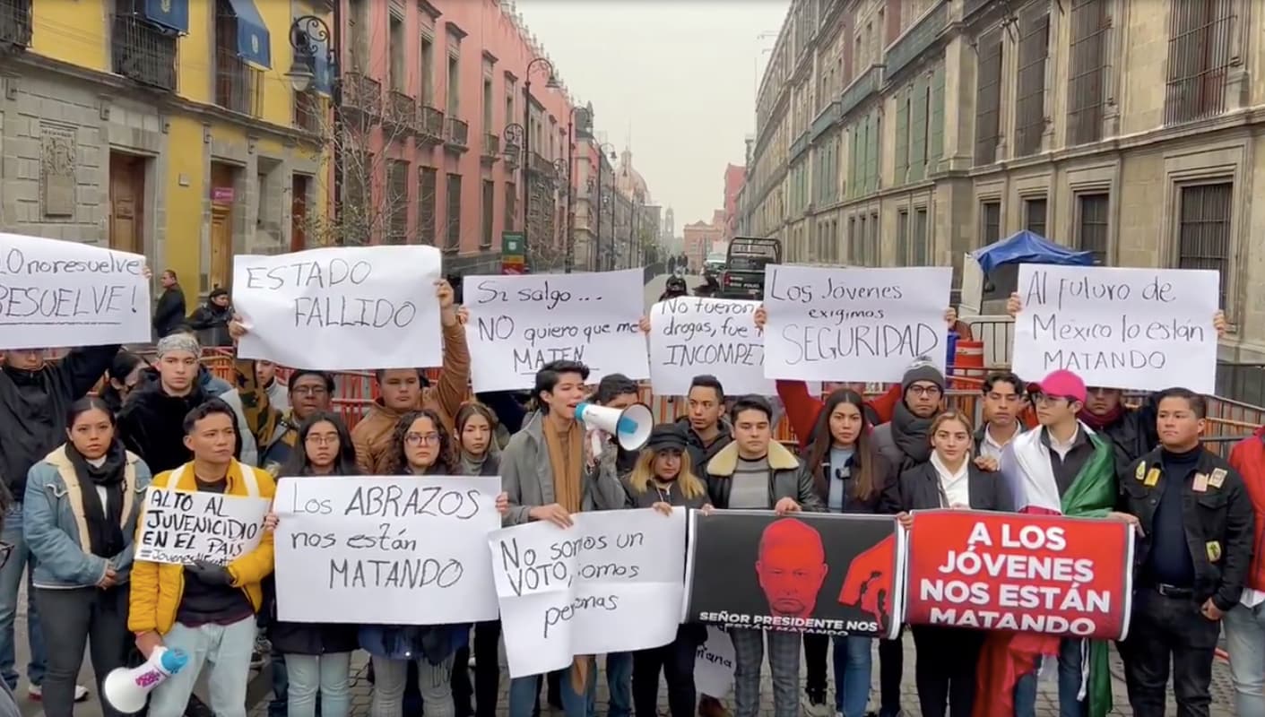 «No son las drogas, es la negligencia», gritan jóvenes en el Zócalo al Presidente
