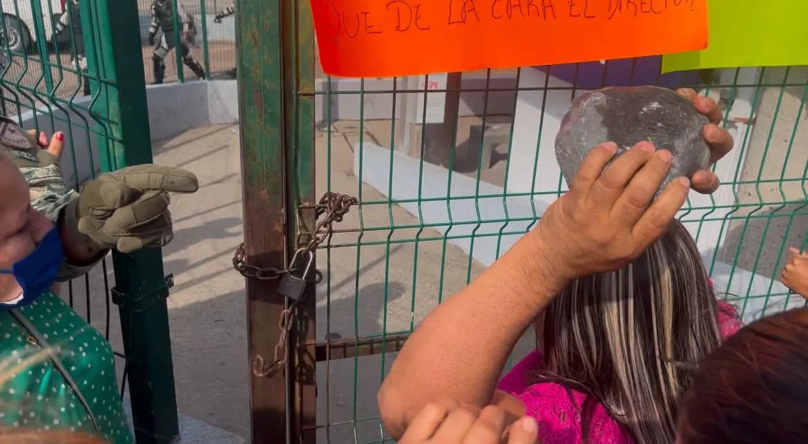 Con rocas y tubos, turba rompe filtro de seguridad del Creset