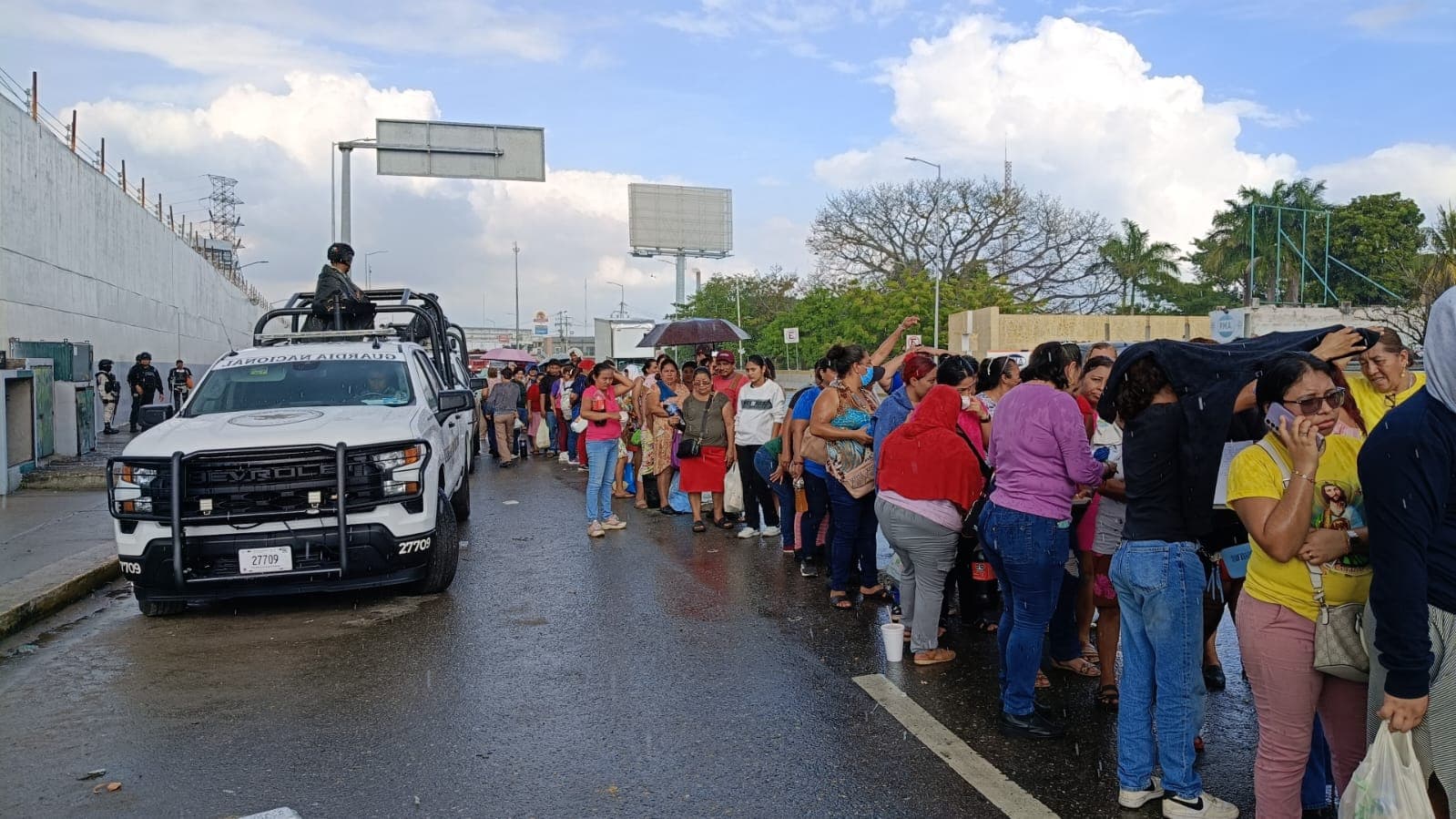 Bloquean carretera y logran ver a sus reclusos