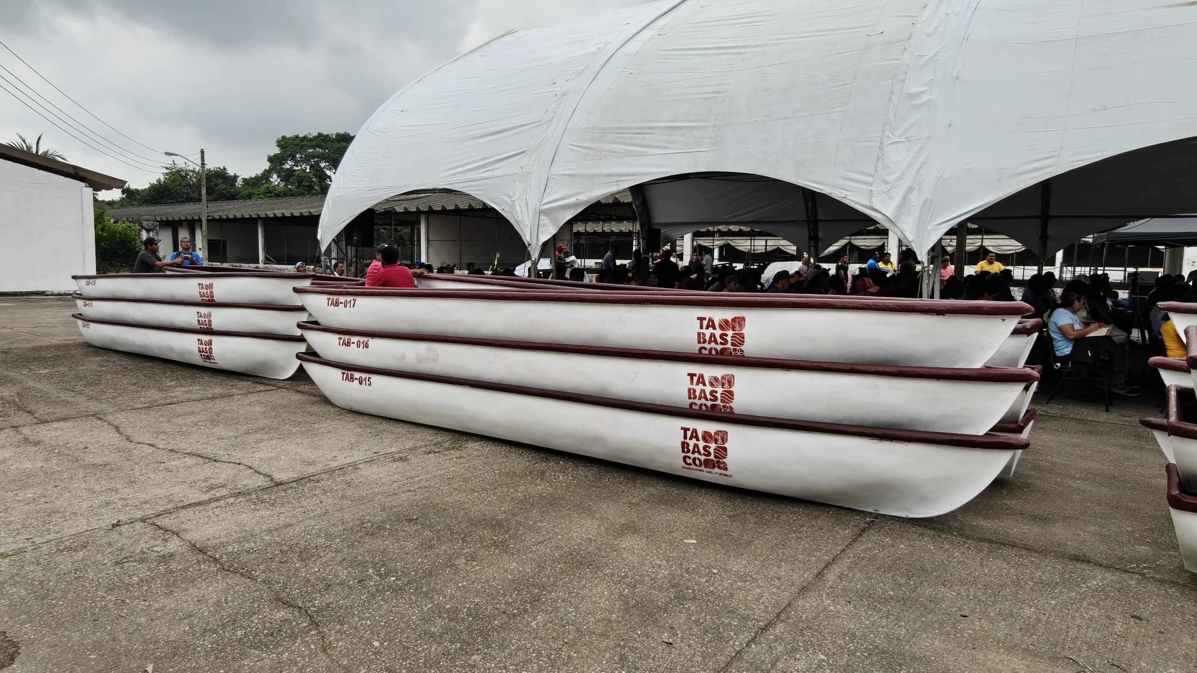 Entrega gobierno embarcaciones a pequeños productores