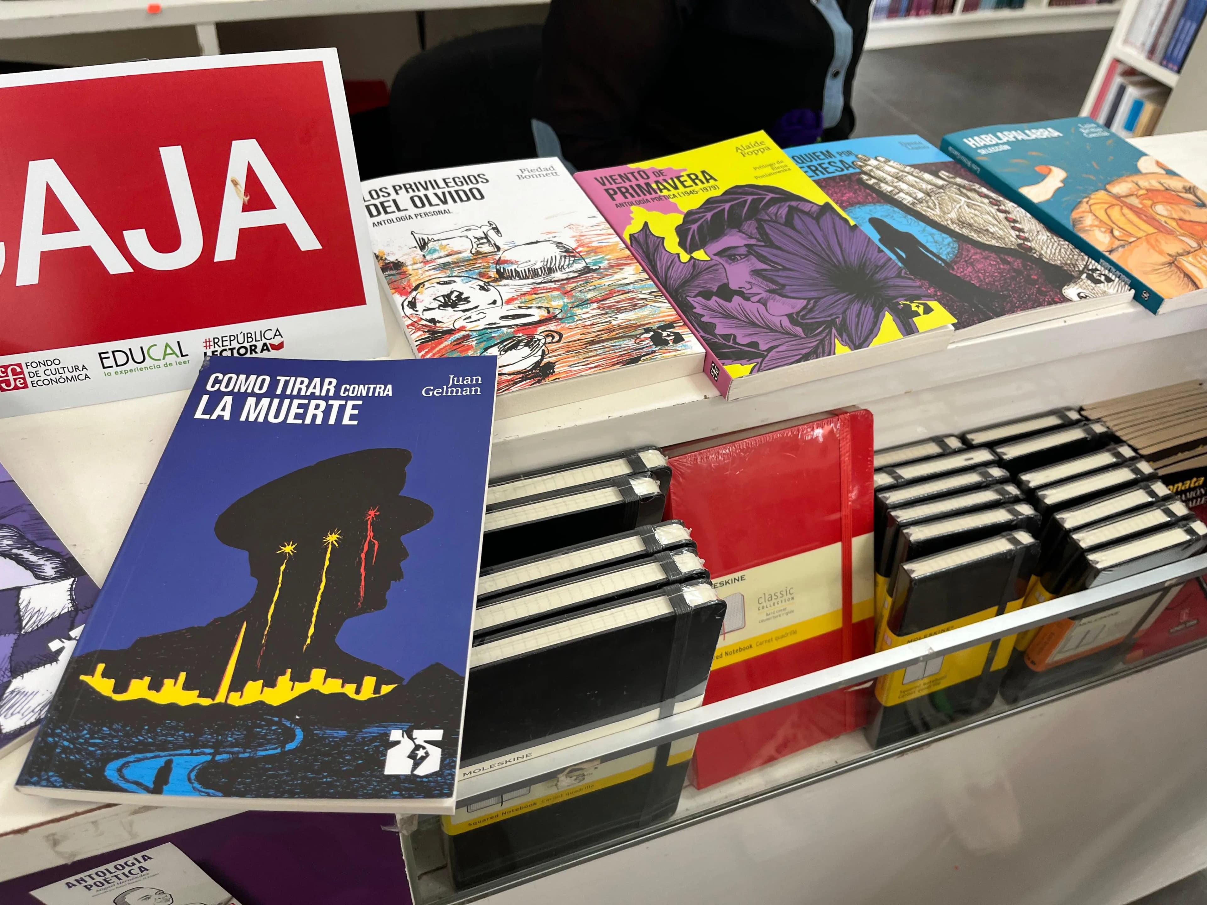 Obsequian libros en Villahermosa campaña 25 por 25