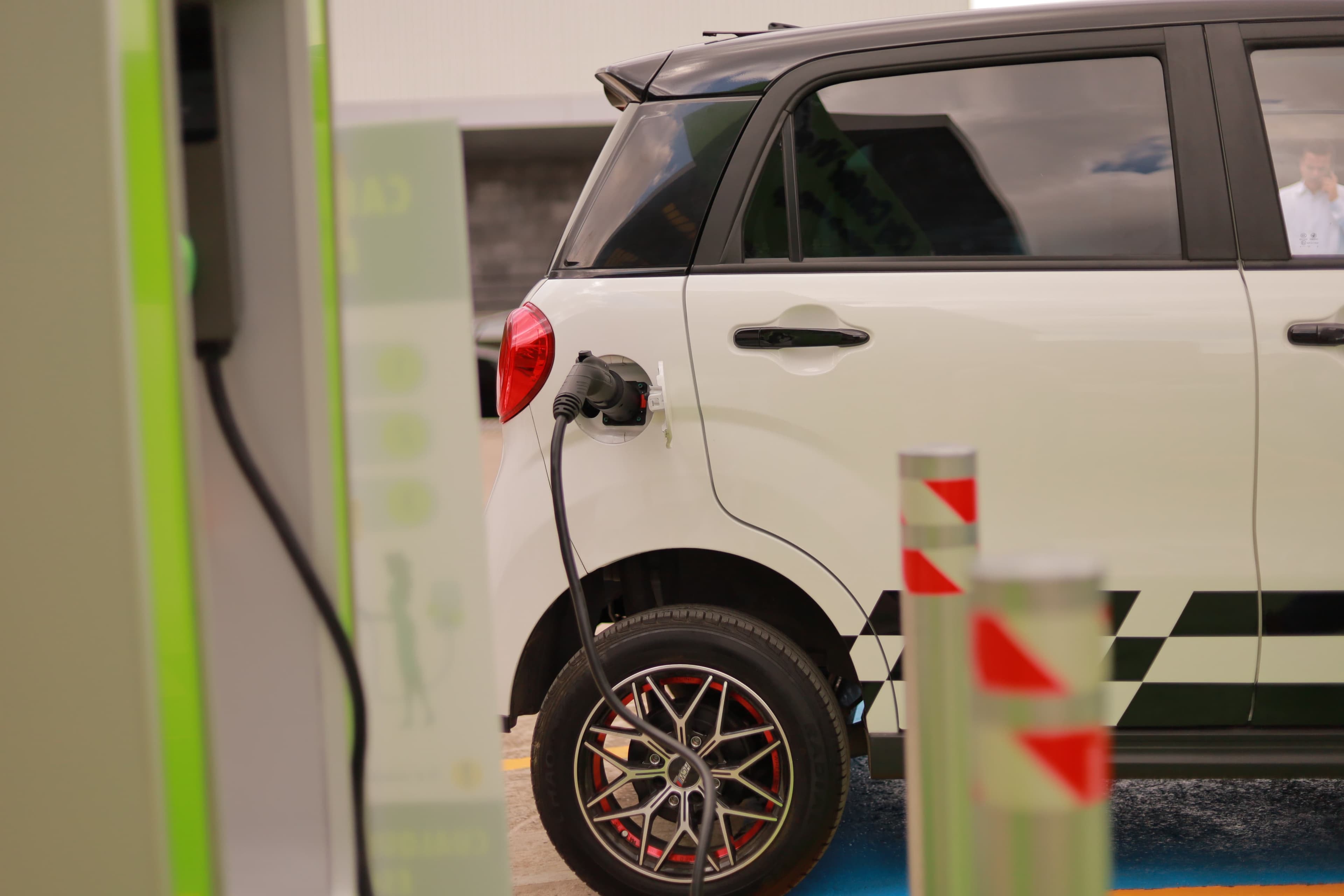 Inauguran centro de carga para autos eléctricos