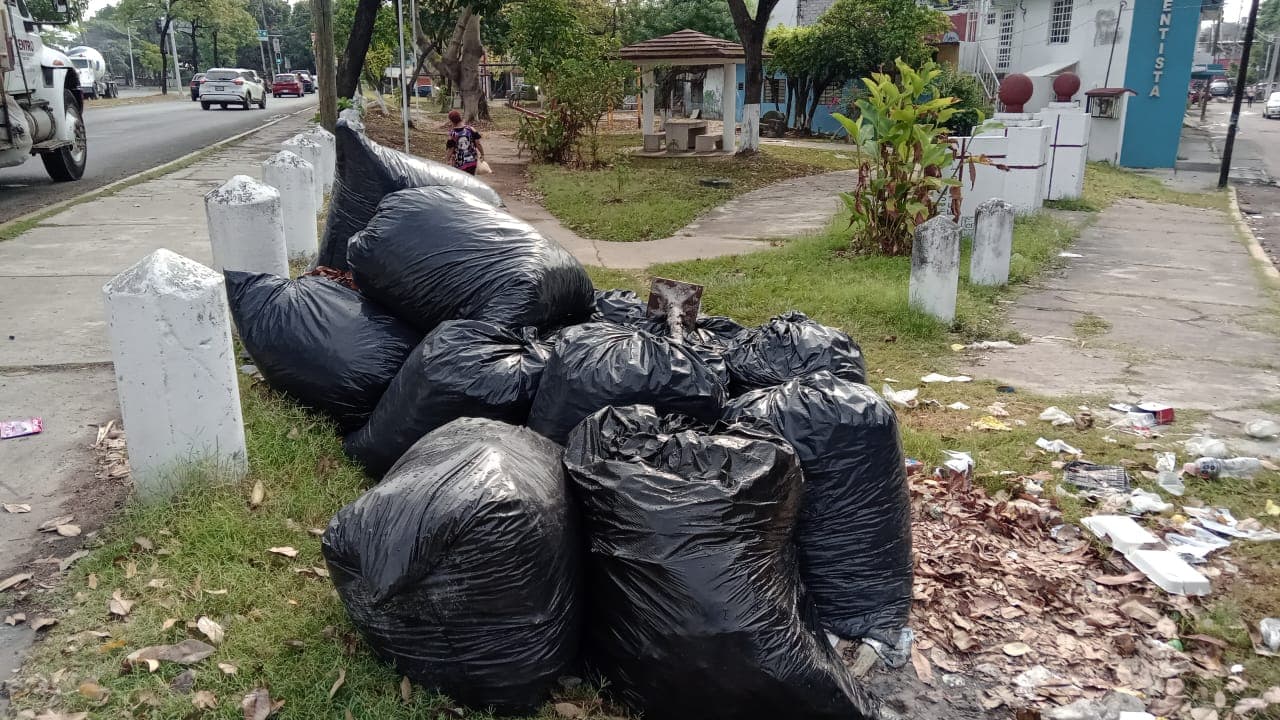 Inunda basura parques de Villahermosa