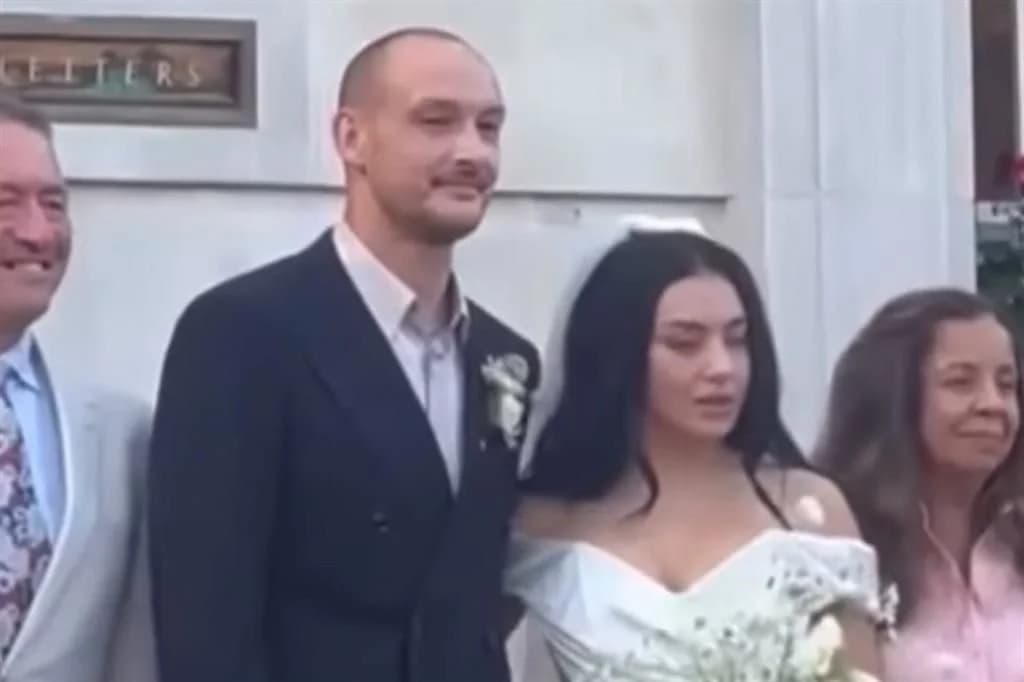 Charli XCX se casa con George Daniel en boda en Londres