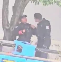 Causan baja pareja de policías de Aguascalientes captados en agresión