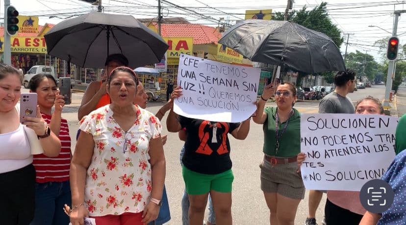 Siguen bloqueos por falta de luz ahora en Primero de mayo