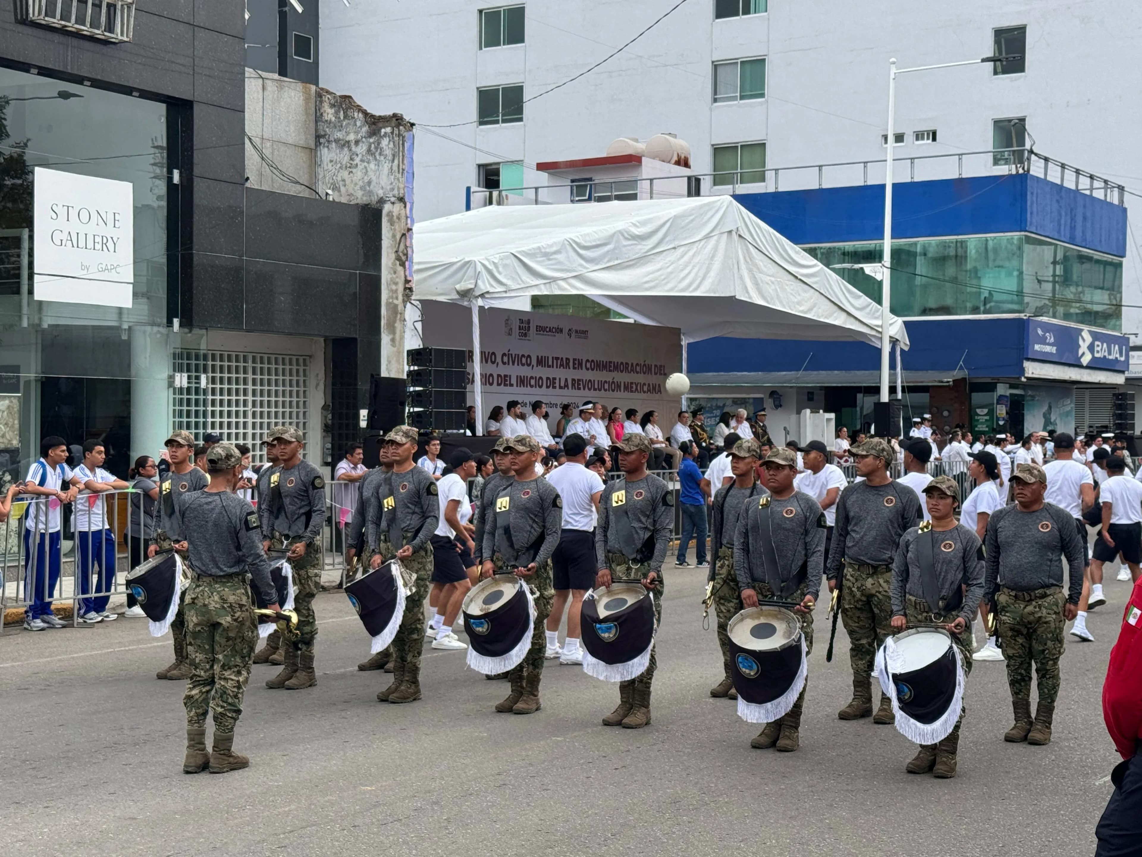 Celebran en Tabasco colorido desfile por la Revolución Mexicana