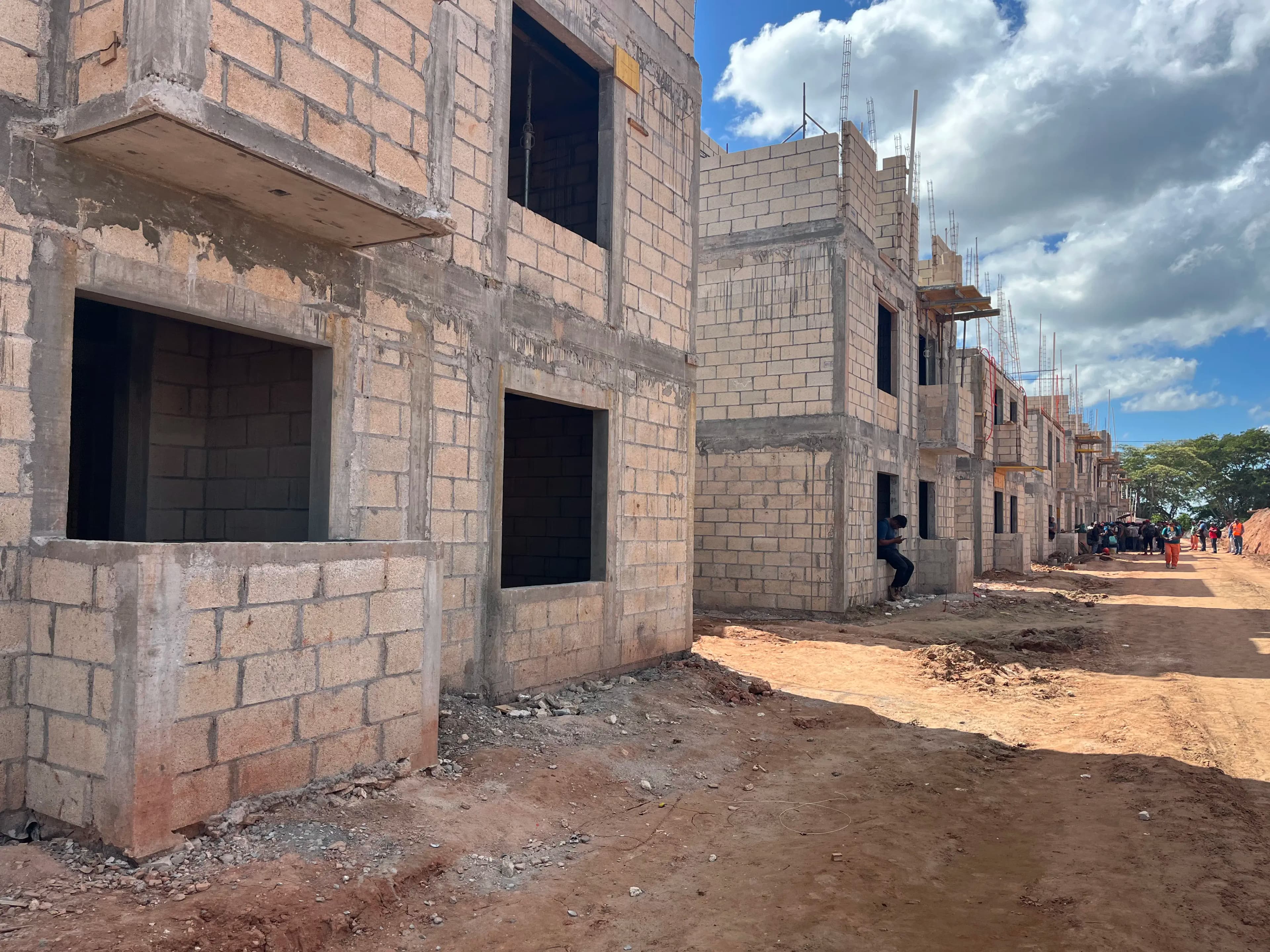 Deja obra a medias el Infonavit y sin pago a trabajadores