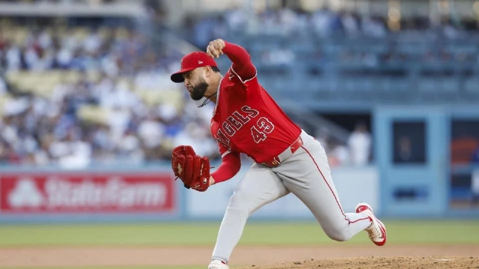 Patrick Sandoval firma con Medias Rojas de Boston