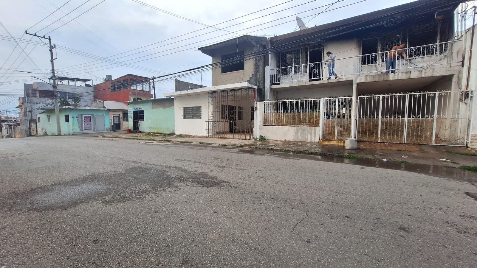 Corto circuito provoca incendio en Atasta