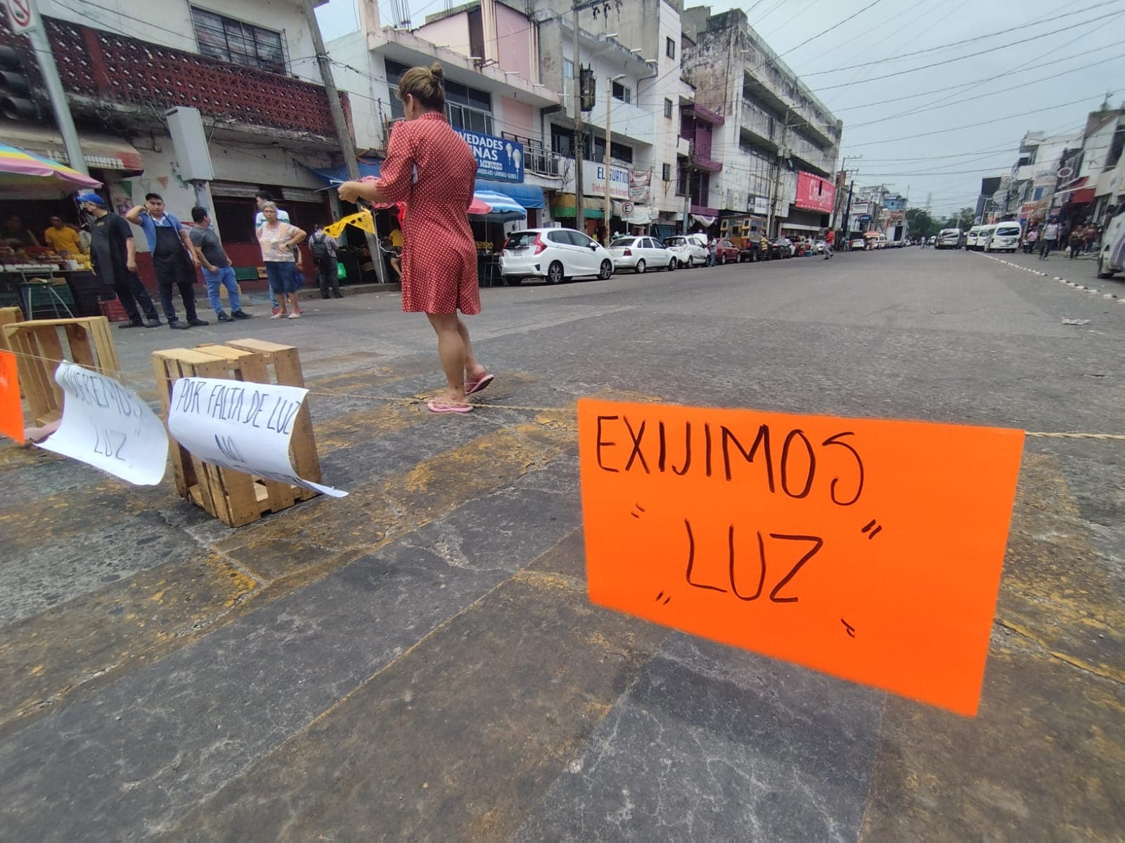 Cierran calles por falta de luz